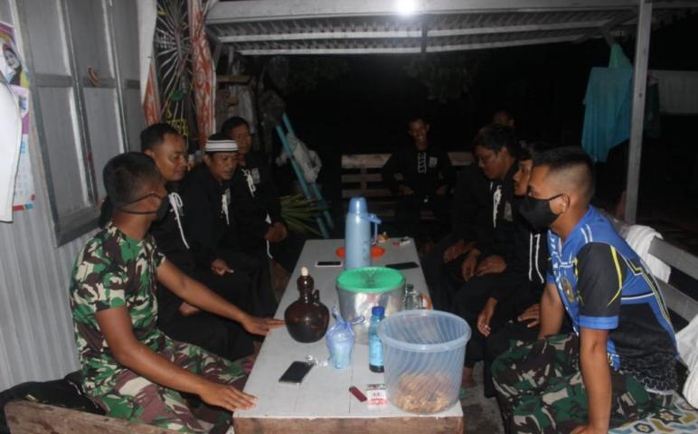 Anggota TMMD Jalin Silaturahmi Bersama Ranting PSHT Mihing Raya