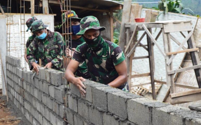 Satgas TMMD Bergotong Royong Bersama Warga Pasang Batako
