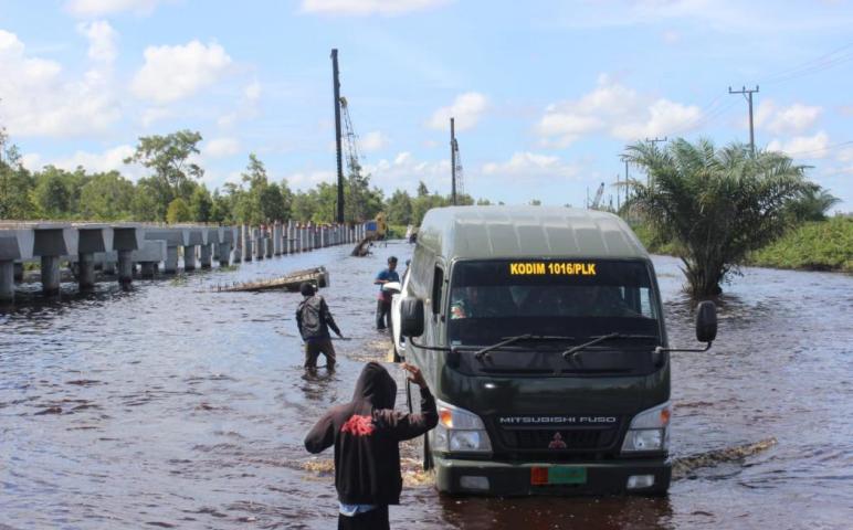 Satgas TMMD Ke-112 Kodim 1016/Palangka Raya Lintasi Daerah Banjir Bukit Rawi