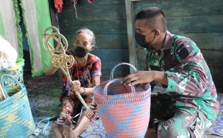 Nenek Tian Ajarkan Seni Kerajinan Lokal Kepada Personel Satgas TMMD