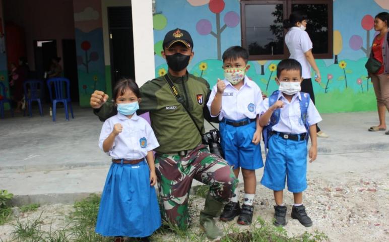 Satgas TMMD Edukasi Dan Ajak Anak - Anak TK Belajar Bersama