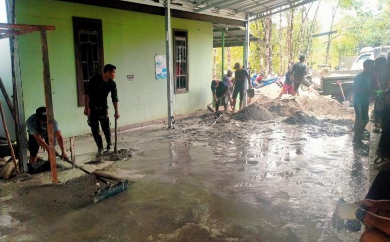 Satgas TMMD Bersama Warga Gotong Royong Pengecoran Lantai Halaman Masjid Al Ikhlas