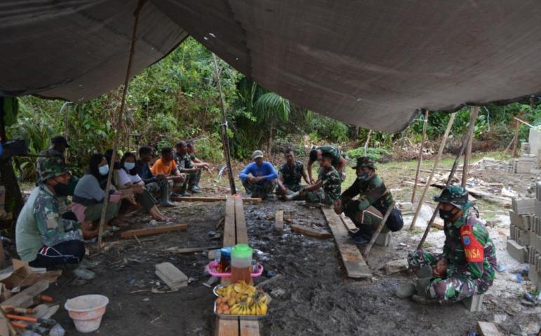 Satgas TMMD Ke 112 Gelar Selamatan Menjelang Pemasangan Atap Pos Kamling