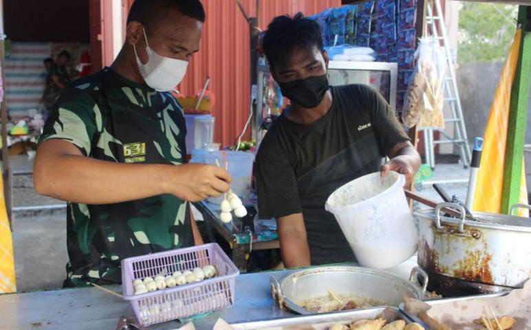 Personel TMMD Bantu Warga Kampuri Jualan Gorengan