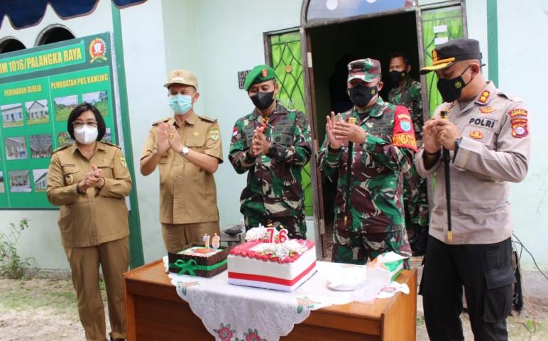 Peringati HUT TNI ke-76, Bupati dan Kapolres Gumas Beri Kejutan Untuk Personel TMMD