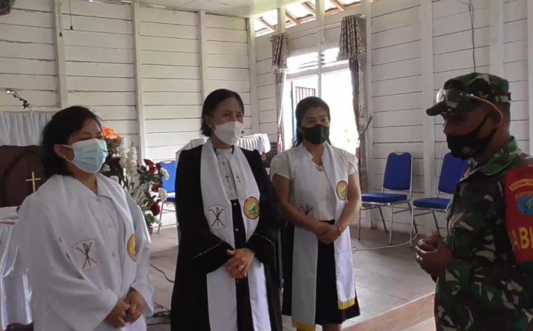 Jalin Komunikasi Sosial, Anggota Satgas TMMD Silaturahmi ke Pengurus Gereja