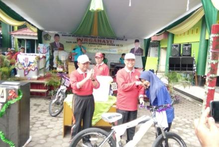 Kakanwil Kemenag Memberikan Hadiah Kepada Pemenang Jalan Santai