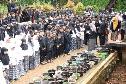 Disdik Purwakarta Dorong Sekolah Tanam Padi Bergizi