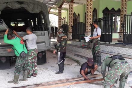 Koramil 1016-03/Sepang Turunkan Material Pembangunan Masjid