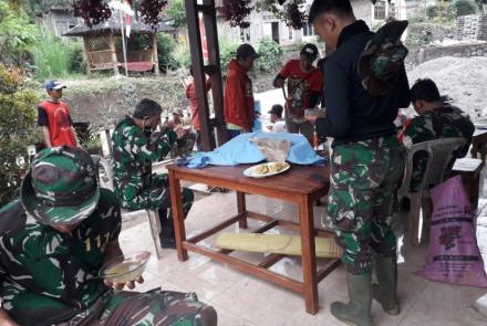 Melepas Lapar Dahaga di Lokasi TMMD 112
