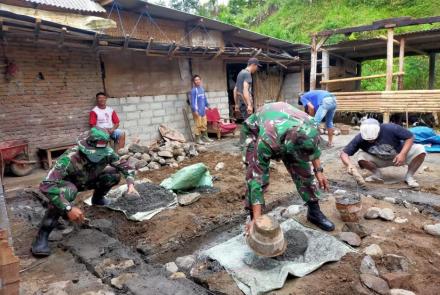 Danramil beserta anggota Koramil 0818/04 Ngantang kawal jalannya pengerjaan fisik di TMMD 112