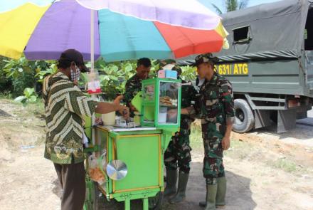 Personel TMMD 112 Borong Dagangan Bakso