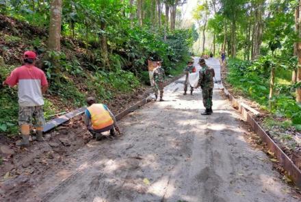 Pengerjaan Rabat beton terus di kebut di TMMD 112