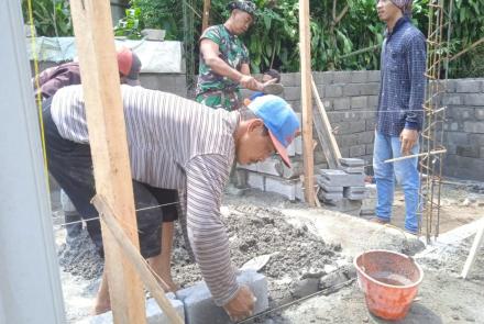 Batako Terpasang Giliran Genteng Naik di Sasaran TMMD 112