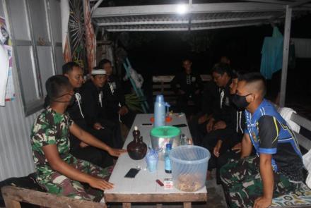 Anggota TMMD Jalin Silaturahmi Bersama Ranting PSHT Mihing Raya