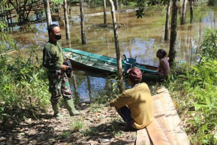 Aksi Kegiatan Sosial Praka Ngudi Setiyanto di Sela-Sela Aktivitas TMMD Reguler ke 112