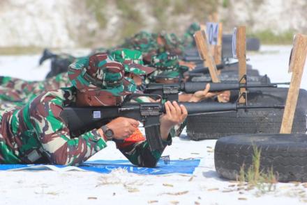 Asah Kemampuan Prajurit, Dandim 1016 Palangka Raya Pimpin Latihan Menembak