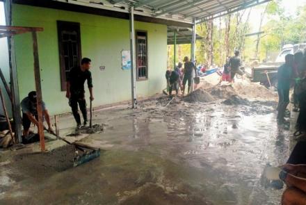 Satgas TMMD Bersama Warga Gotong Royong Pengecoran Lantai Halaman Masjid Al Ikhlas