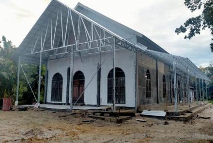 Satgas TMMD Reguler Ke 112 Pasang Keramik Teras Gereja GBI Mawar Saron