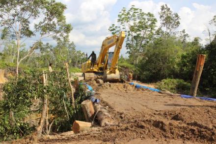 Dansatgas TMMD Tinjau Pembangunan Jembatan Penghubung Desa Kampuri