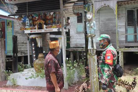 Tokoh Adat Kenalkan Makna Sandung Kepada Personel TMMD