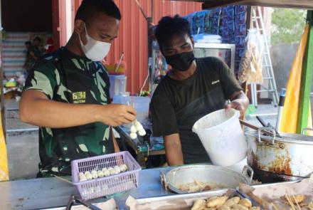 Personel TMMD Bantu Warga Kampuri Jualan Gorengan