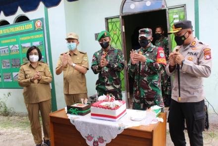 Peringati HUT TNI ke-76, Bupati dan Kapolres Gumas Beri Kejutan Untuk Personel TMMD