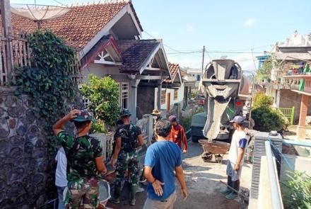 Penantian Adukan Cor Semen TMMD 112 