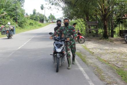 Aksi TNI Satgas TMMD Bantu Dorong Motor Warga Kampuri Yang Mogok di Tengah Jalan