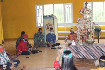 Personel TMMD Sambangi Balai Hindu Kaharingan di Kelurahan Kampuri