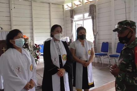 Jalin Komunikasi Sosial, Anggota Satgas TMMD Silaturahmi ke Pengurus Gereja