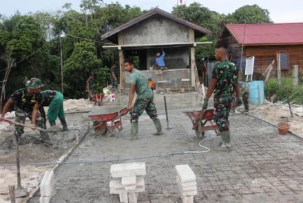 Satgas TMMD Lakukan Pengecoran Jalan Depan Pos Kamling
