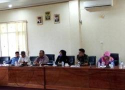 Ketua DPRD Kota Bengkulu bersama anggota dewan lainnya saat memimpin hearing dengan Organda