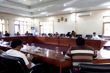 Ketua DPRD Kota Bengkulu bersama anggota dewan lainnya saat memimpin hearing dengan Organda