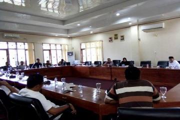 Ketua DPRD Kota Bengkulu bersama anggota dewan lainnya saat memimpin hearing dengan Organda