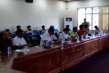 Ketua DPRD Kota Bengkulu bersama anggota dewan lainnya saat memimpin hearing dengan Organda