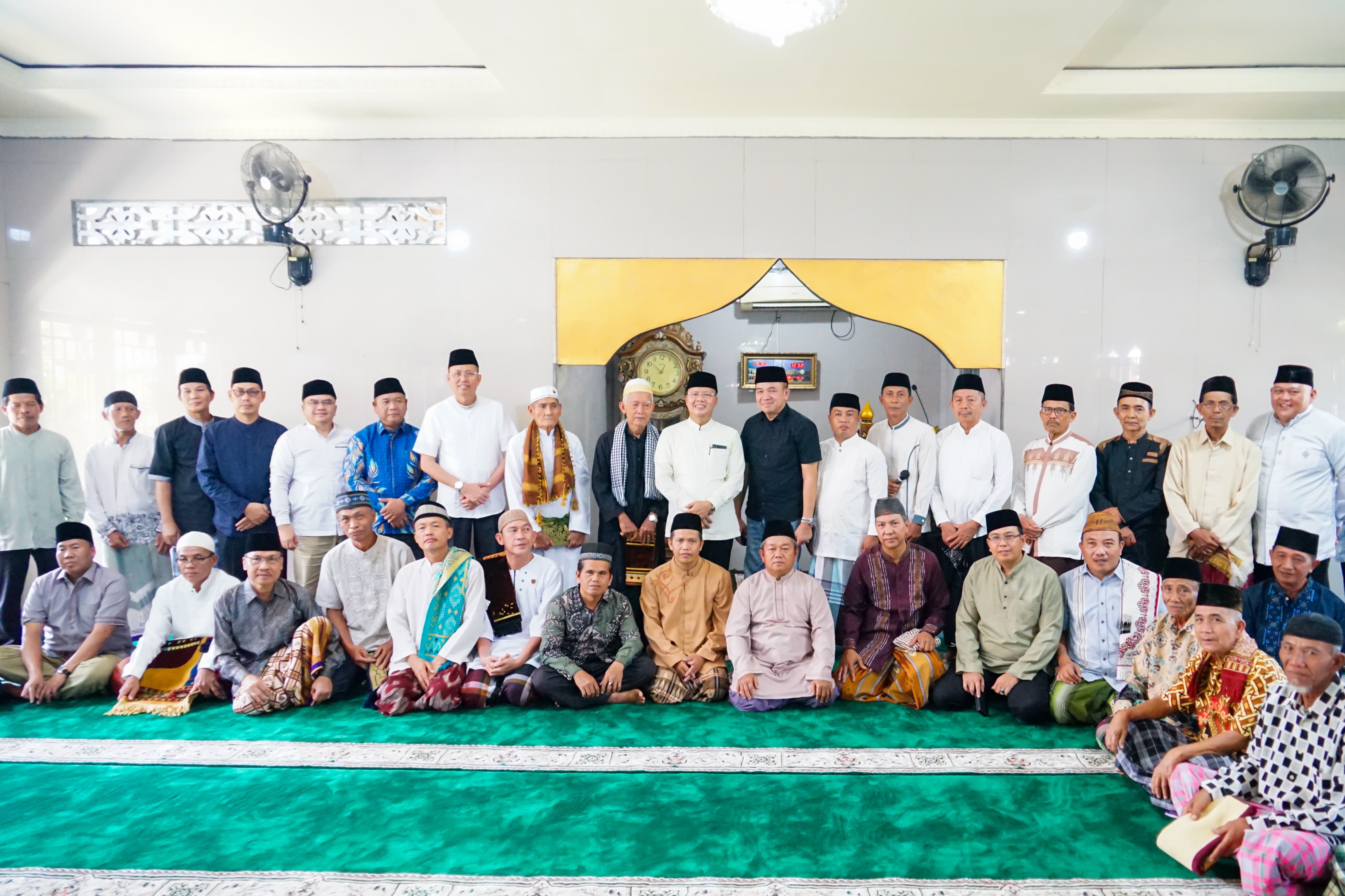 Serahkan Bantuan Dana Hibah Masjid, Berikut Pesan Gubernur Rohidin