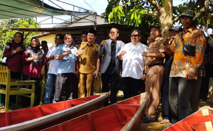 Anggota Dewan Nuzuludin Dorong Kesejahteraan Nelayan Beri Bantuan 17 Pelahu