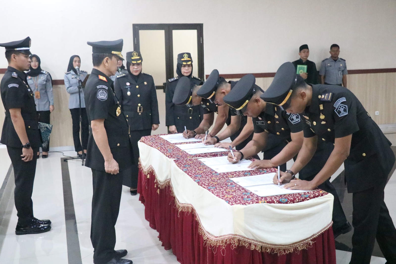 Kakanwil Kemenkumham Bengkulu saat  Lantik 4 PNS jabatan fungsional pembimbing Kemasyarakatan Ahli pertama dan Pembina Keamanan Pemasyarakatan Ahli Pertama