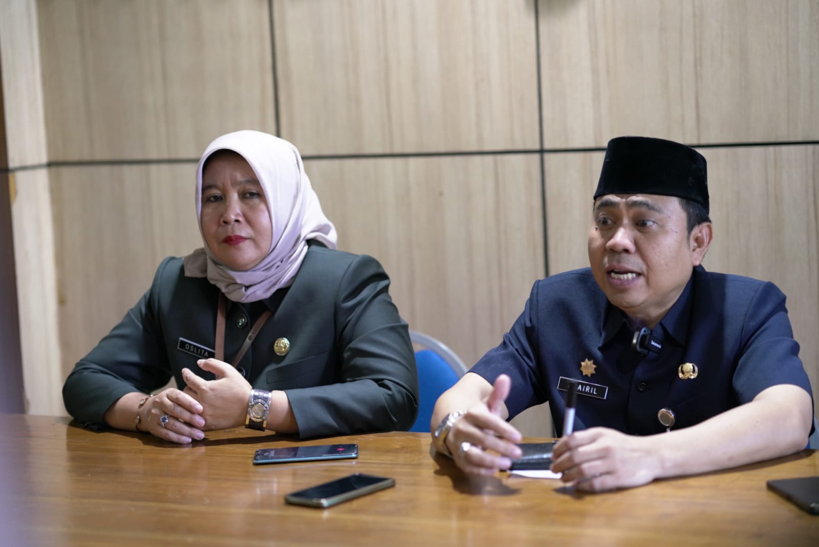 Asisten I Pemda Provinsi Bengkulu, Khairil Anwar didampingi Kepala Dinas Kominfotik Provinsi Bengkulu, Oslita saat konfrensi pers terkait PDSS di ruang Media Center Pemda Provinsi Bengkulu