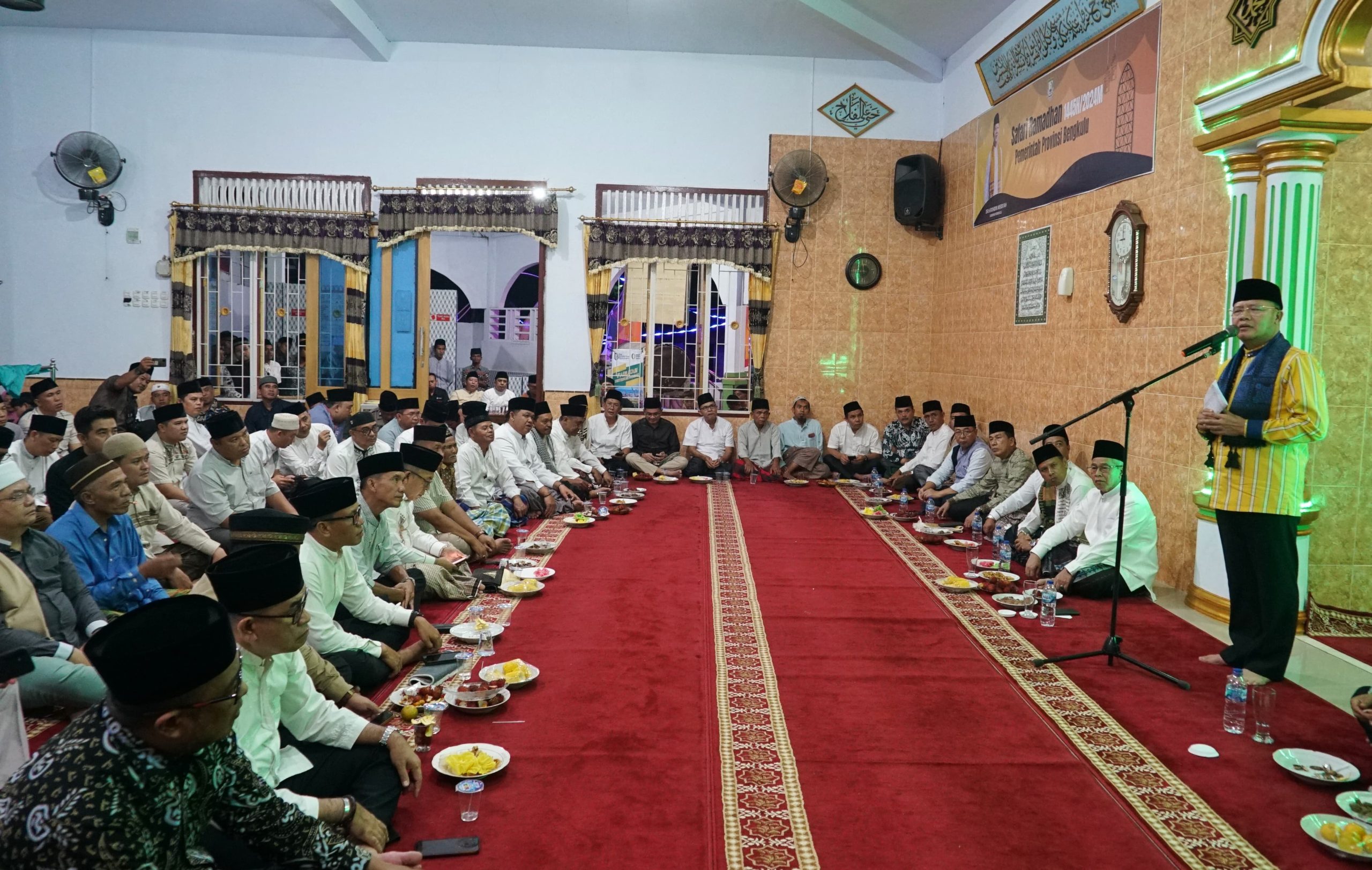 Safari Ramadhan, Gubernur Rohidin Serahkan Hibah untuk Masjid Al-Falah Lebong