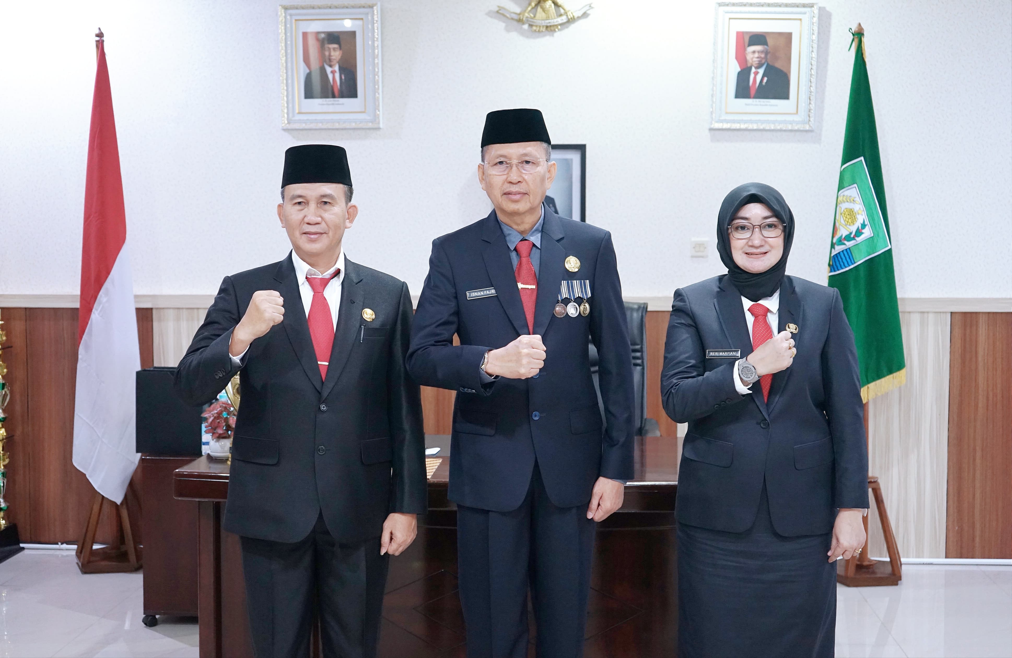 Sekda Isnan Lantik Pejabat Baru di Dukcapil dan Disdikbud