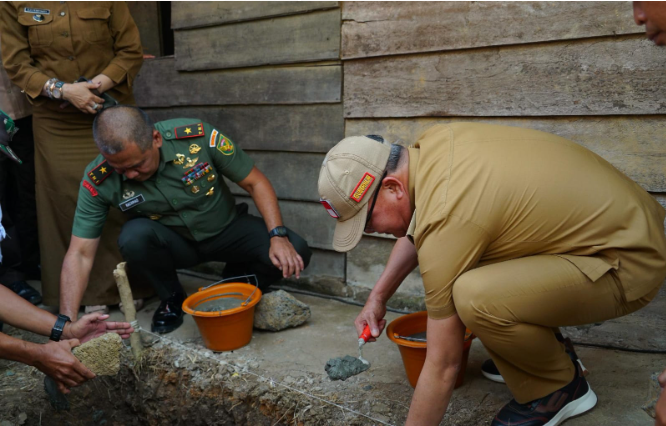 Gubernur Rohidin saat Melakukan Peletakan Batu Pertama Program Rumah Tidak Layak Huni
