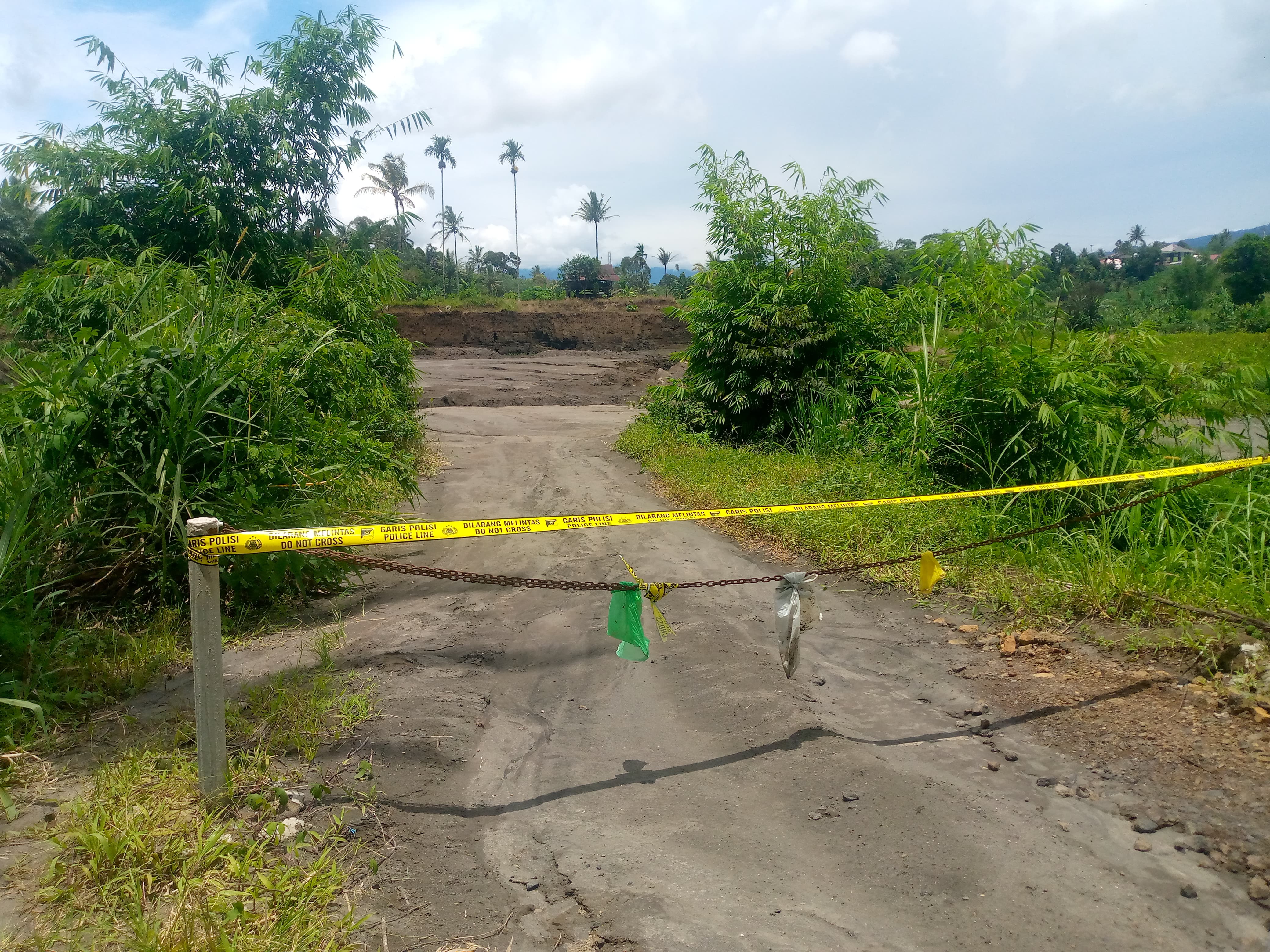 Unit Tipiter Polres Kepahiang Pasang Polis Line Tambang Pasir Desa Cugung Lalang  