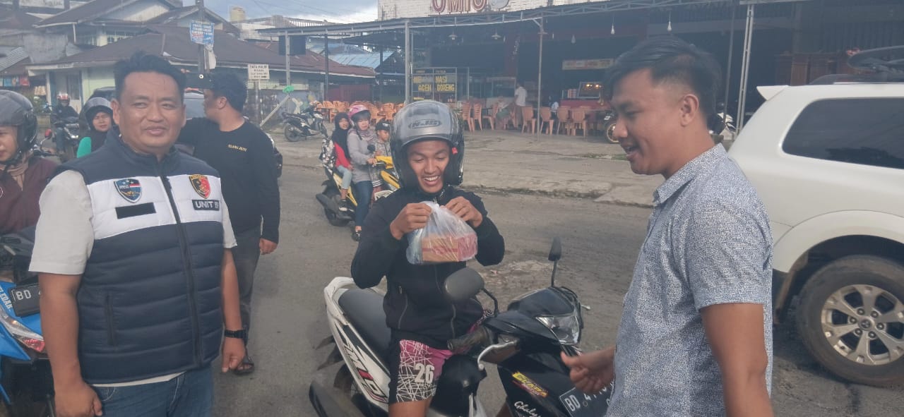 Pertengahan Ramadan, Team Satreskrim Polres Kepahiang Aksi Sosial Bagi-bagi Takjil ke Warga Kepahiang