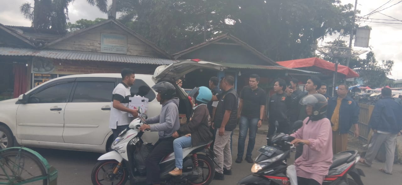 Pertengahan Ramadan, Team Satreskrim Polres Kepahiang Aksi Sosial Bagi-bagi Takjil ke Warga Kepahiang