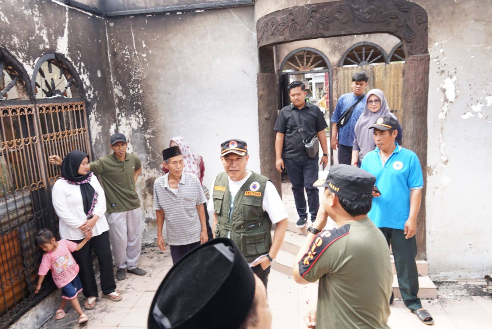 Pemkab Kepahiang Serahkan Bantuan Korban Kebakaran Desa Kelobak