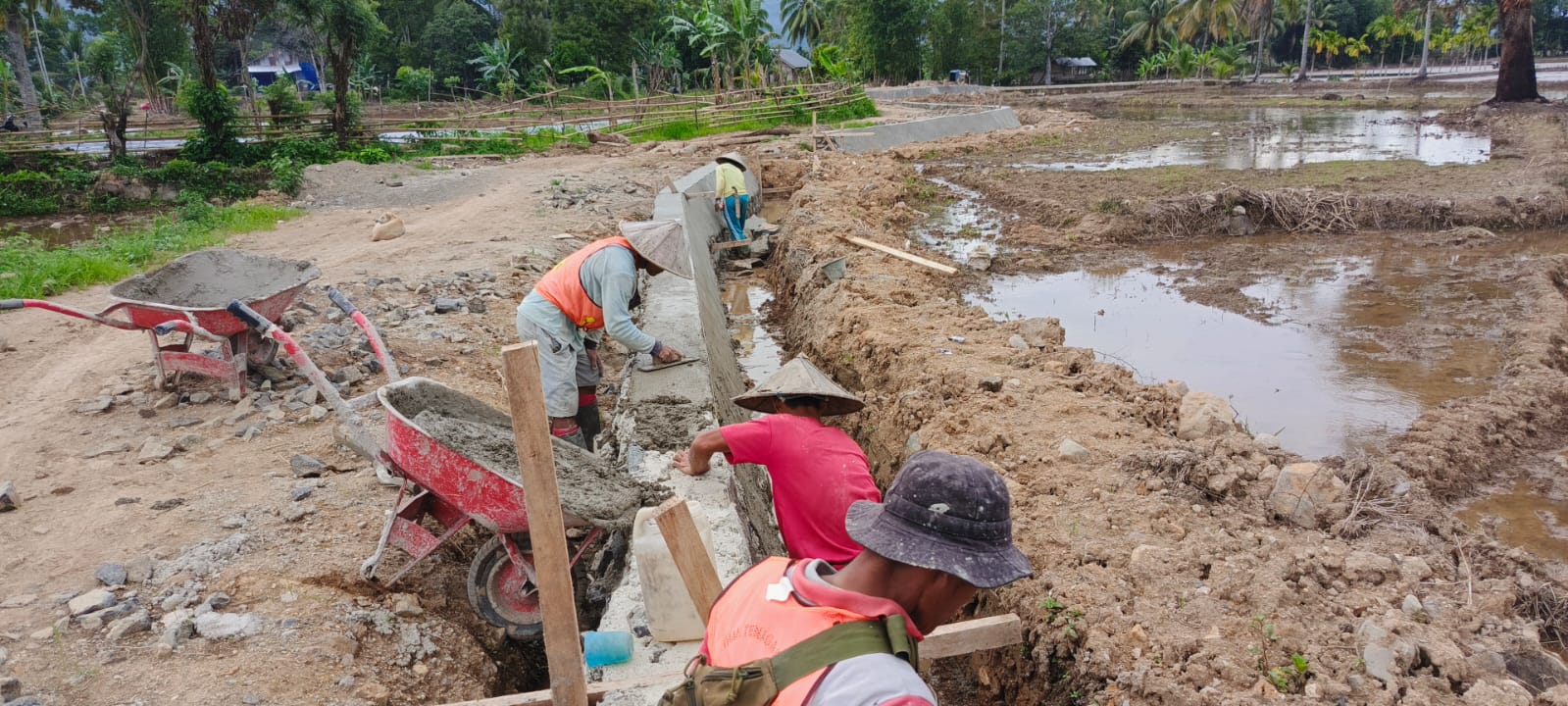 Warga dan Kades Pasang Badan Jaga Kelancaran dan Kenyamanan Rehabilitasi Irigasi D.I Air Ketahun