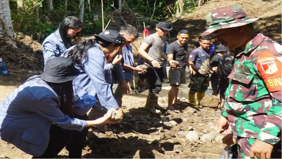 Mahasiswa/i Universitas Samratulangi (Unsrat) bergabung dengan Satgas TMMD ke-121 di Desa Kayuwatu Kab Minahasa
