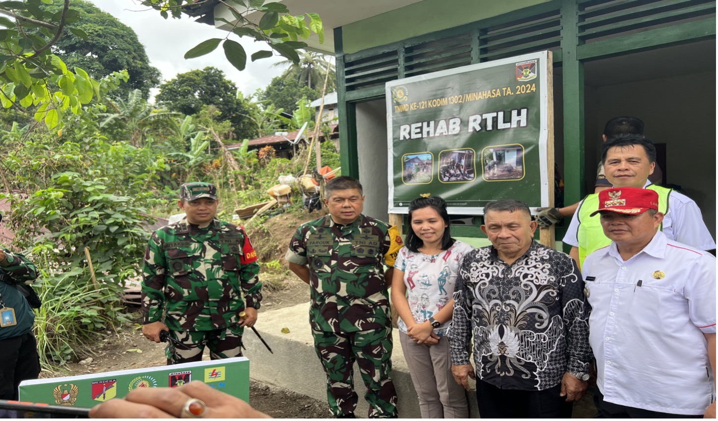 Tim Wasev Brigjen TNI Farouk Pakar SPd, M.Han, bersama warga dalam program rehab RTLH TMMD ke-121 Kab Minahasa